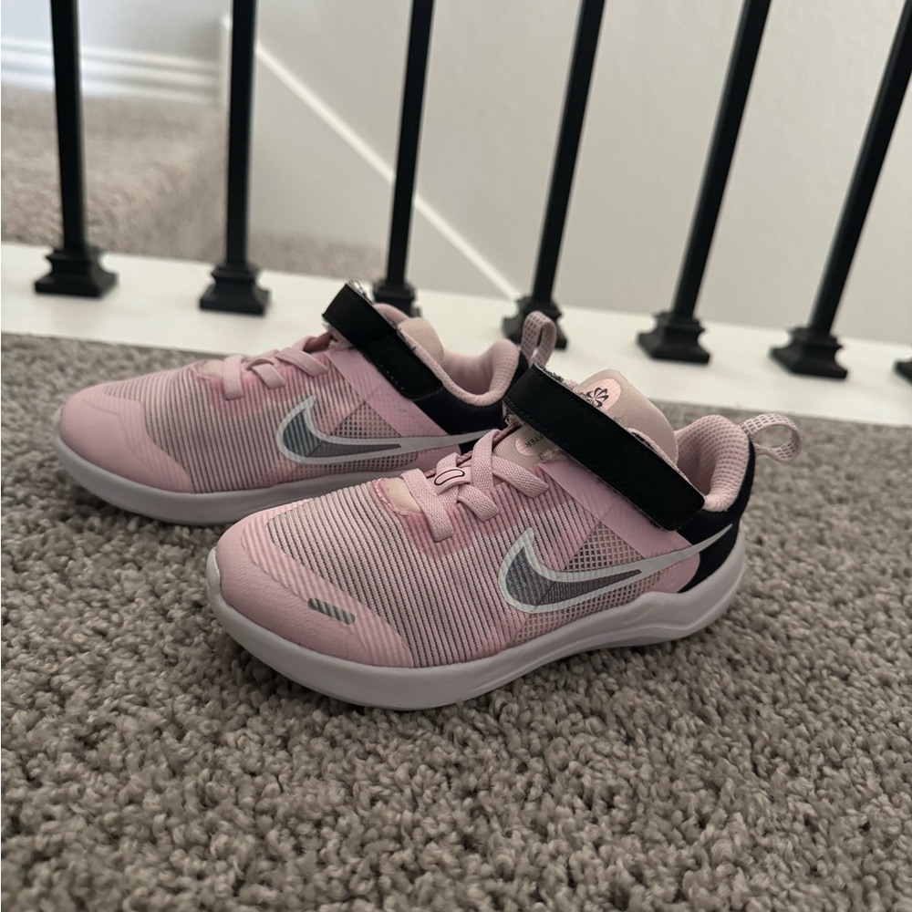 Girls Nike sneakers 9c